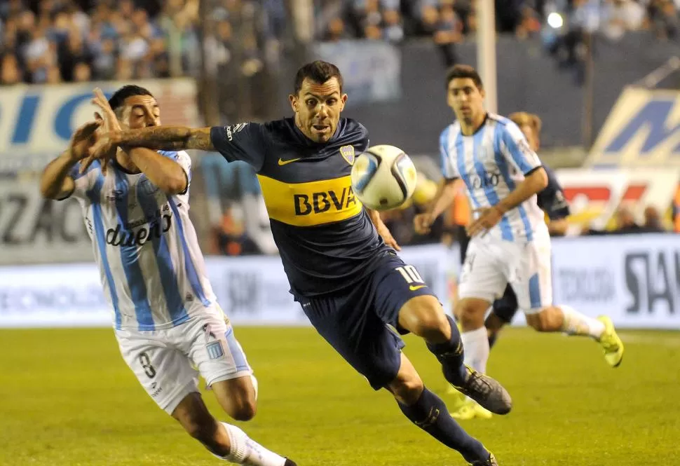 A TODO O NADA. Tevez, que se sacó la máscara, se escapa de Voboril. dyn