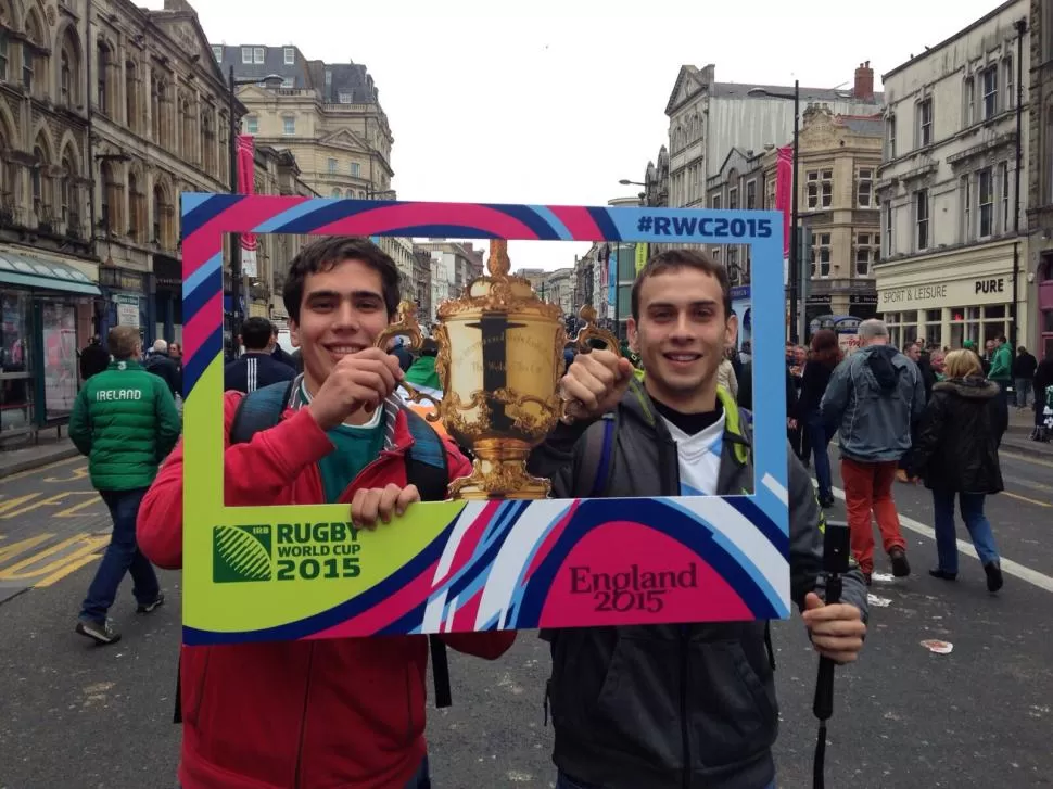 CON LOS PUMAS A TODOS LADOS. “Nacho” Sagra y Eliseo Heredia haciendo el aguante en las calles de Cardiff. La rutina está definida: de lunes a viernes se estudia y los fines de semana son para el Mundial. FOTOS DE NACHO SAGRA