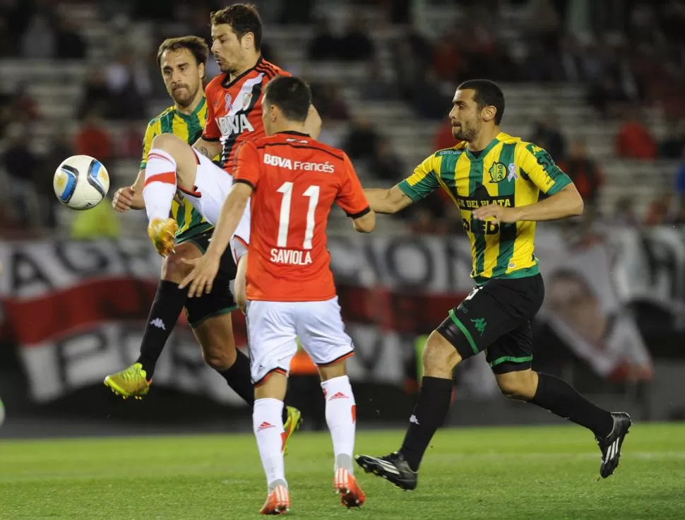 ALTIBAJOS. Mora se lleva el balón pese a la marca de Lequi. River no lució. TÉLAM