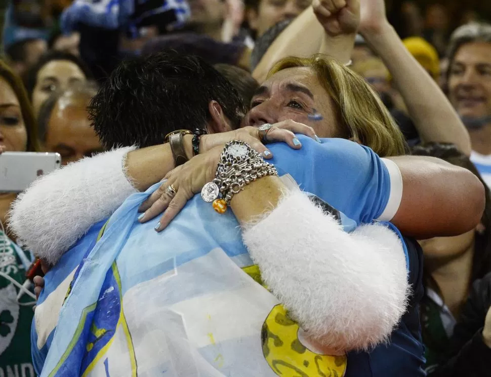 PARA VOS, VIEJA. Tomás Lavanini corrió hacia la tribuna para abrazarse con su madre, Verónica, a quien le dedicó el triunfo. reuters