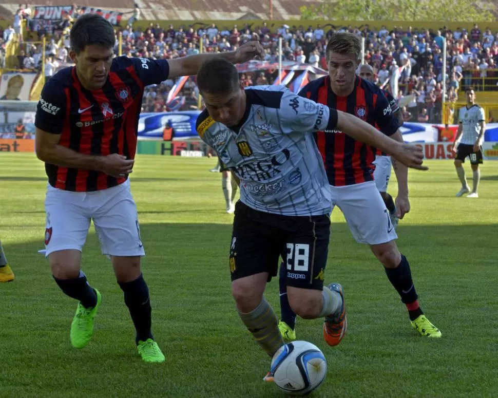 CON LA PELOTA DOMINADA. Walter Acuña, de Olimpo, escapa de la marca de Matías Caruzzo y de Julio Buffarini. DYN