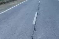 Por el fuerte temblor, se agrietó la ruta de acceso a El Galpón