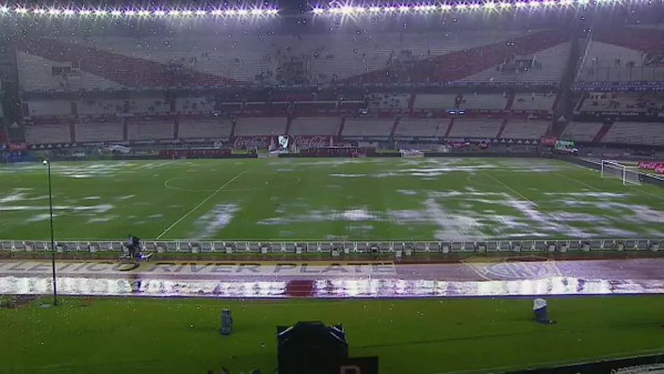 NO SE VE NADA. La lluvia azotó el Monumental. (TYC SPORTS)