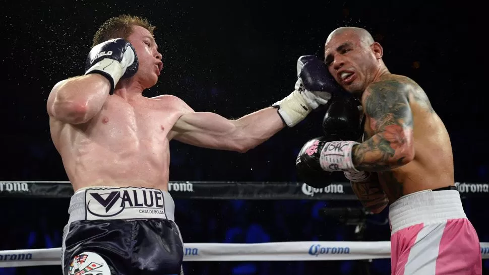 ¿QUIEN GANO? Para los jueces no hubo dudas sobre la victoria del Canelo, pero muchos vieron ganador a Cotto. REUTERS