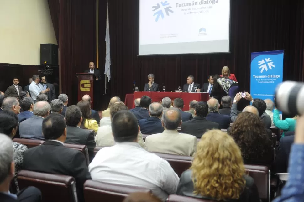 CONCURRENCIA AMPLIA. El gobernador Manzur inauguró el trabajo para una reforma de leyes electorales y aquellas relacionadas con los partidos políticos.  la gaceta / foto de antonio ferroni