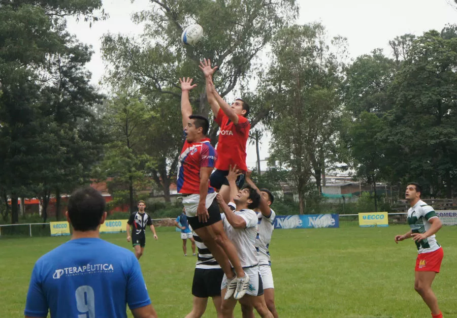 PRÁCTICA. Los jugadores se entrenan con todo; el Seven en Corrientes es la meta. Prensa URT
