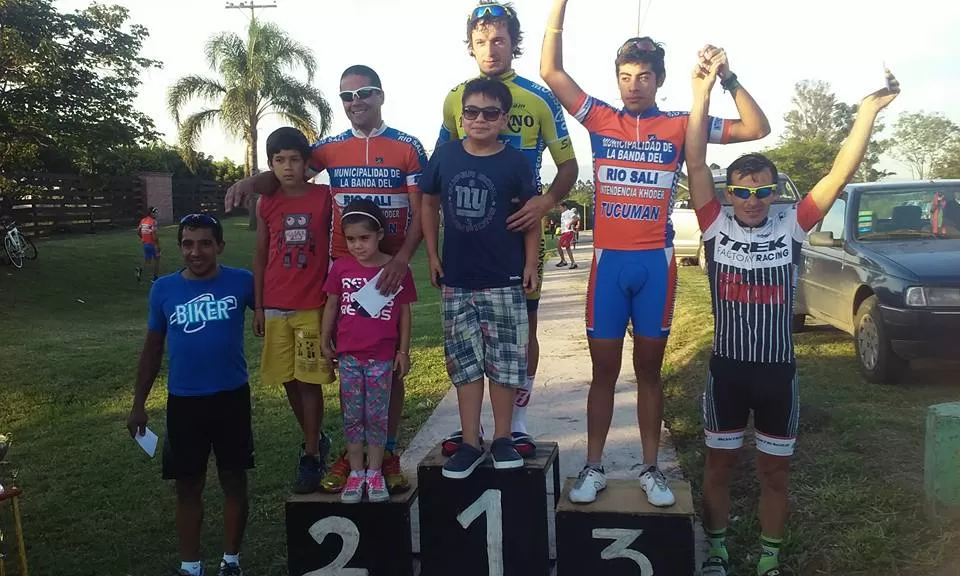 EL PODIO DE LA GENERAL. Mossano (en el N°1) se adjudicó la prueba de ruta. foto de asosiación ciclista tucumana