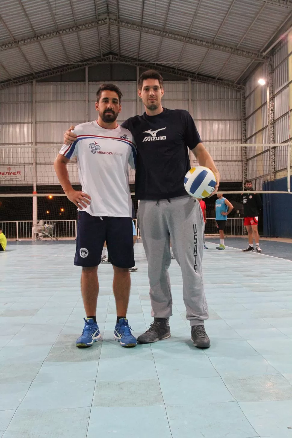 A SUMAR. Viegas y Giustiniano posan en el complejo de Monteros Voley. foto de michelin andujar