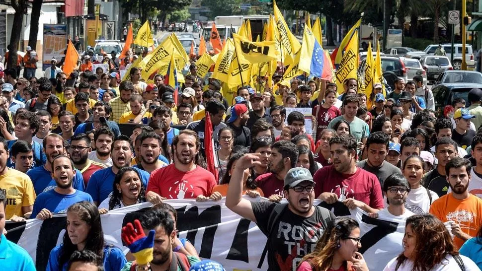 MARCHA OPOSITORA. FOTO TOMADA DE Independent.co.uk