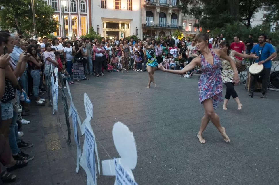 DANZA. Un grupo de bailarinas que practica danzas africanas participó de la marcha realizando una presentación. la gaceta / fotos de inés quinteros orio