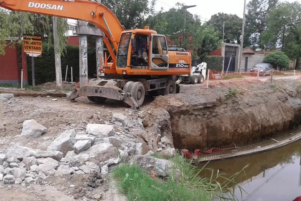 REGRESARON. Ayer, los vecinos se encontraron de nuevo con las máquinas de la constructora. FOTO GENTILEZA ARIEL CHATO GALVEZ