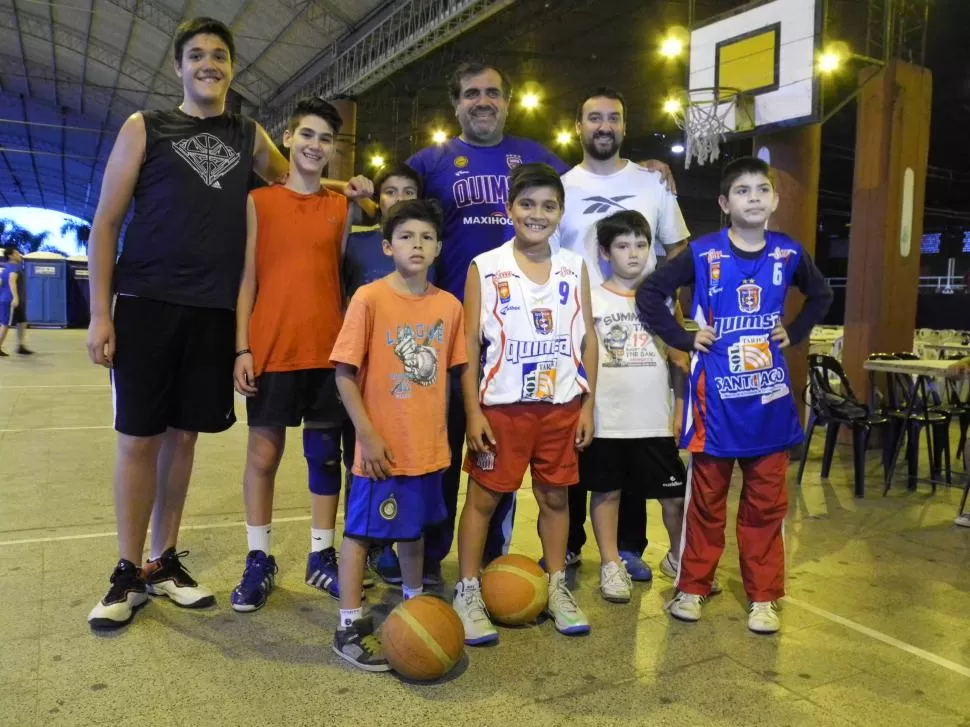 CASI UNA FAMILIA. Daniel Allende, entrenador de Central Córdoba, con algunos de los integrantes del plantel U13. la gaceta / foto de josé nuno