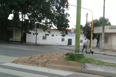 Un montículo de tierra impide el uso de una platabanda en Barrio Sur