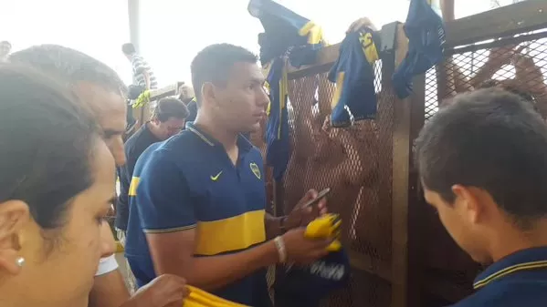 IDOLATRÍA. Chávez y varios de los jugadores firmaron autógrafos en Chaco. boca en tuiter