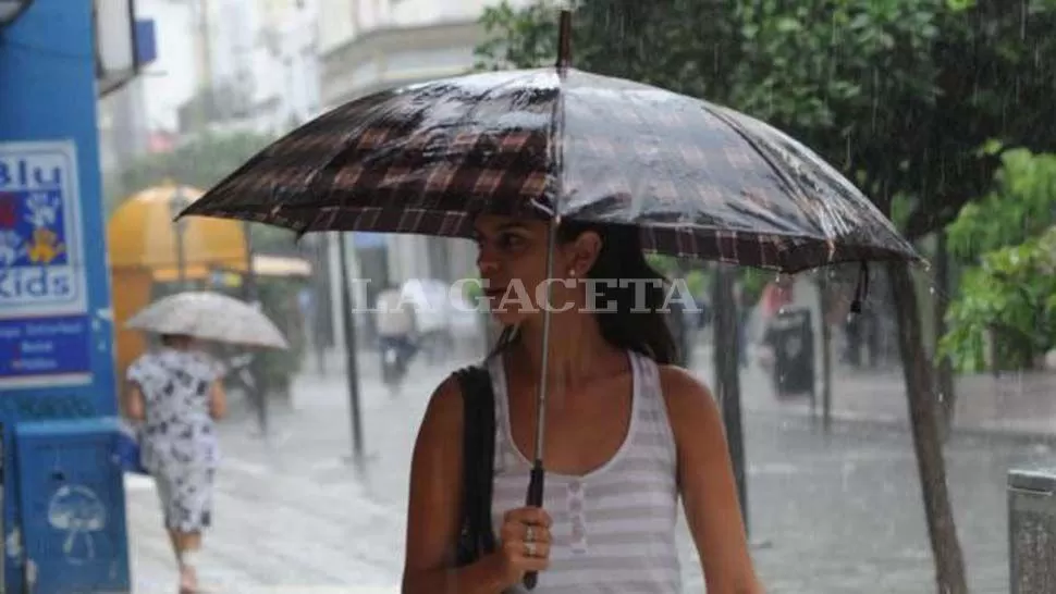SALIR CON PARAGUAS. Podría haber agua, pero no frío. LA GACETA/ FOTO DE ANTONIO FERRONI (ARCHIVO)