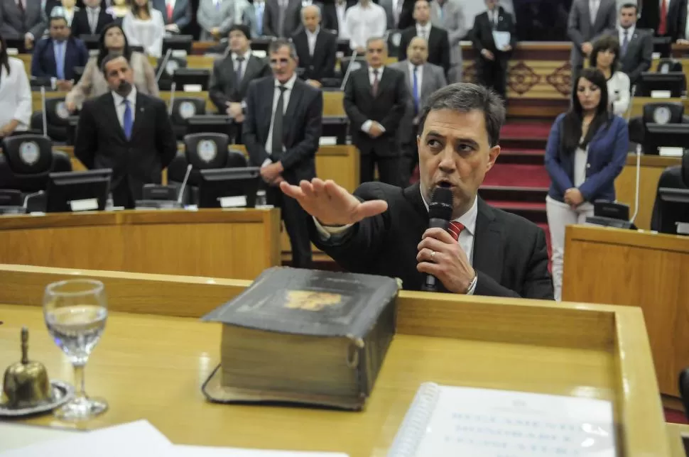 “¡SÍ, JURO!”. Claudio Pérez, con la palma de la mano sobre la Biblia, se compromete a desempeñar correctamente su cargo. Será la mano derecha de Jaldo.  la gaceta / foto de jorge olmos sgrosso