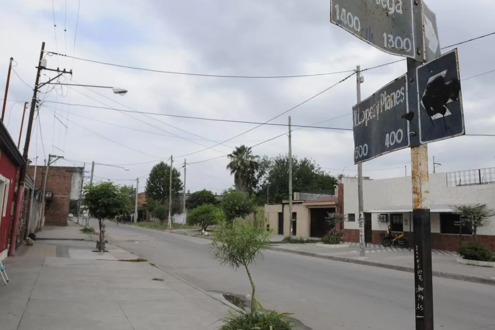 TIROTEO. Los vecinos de López y Planes al 500, en Villa 9 de Julio, hablaron acerca del enfrentamiento entre narcos, pero no hacen denuncias por temor. LA GACETA / FOTO DE ANALÍA JARAMILLO