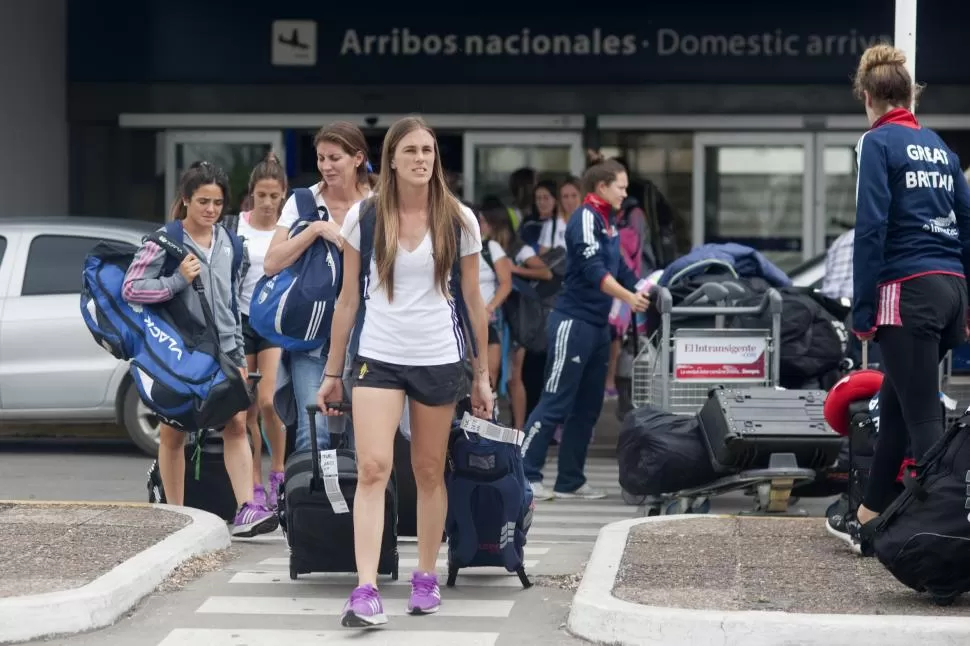 EN HORARIO. El equipo encabezado por la capitana Carla Rebecchi (primer plano), ya está alojado en el hotel, a la espera del primer partido ante las inglesas. la gaceta / foto de diego aráoz