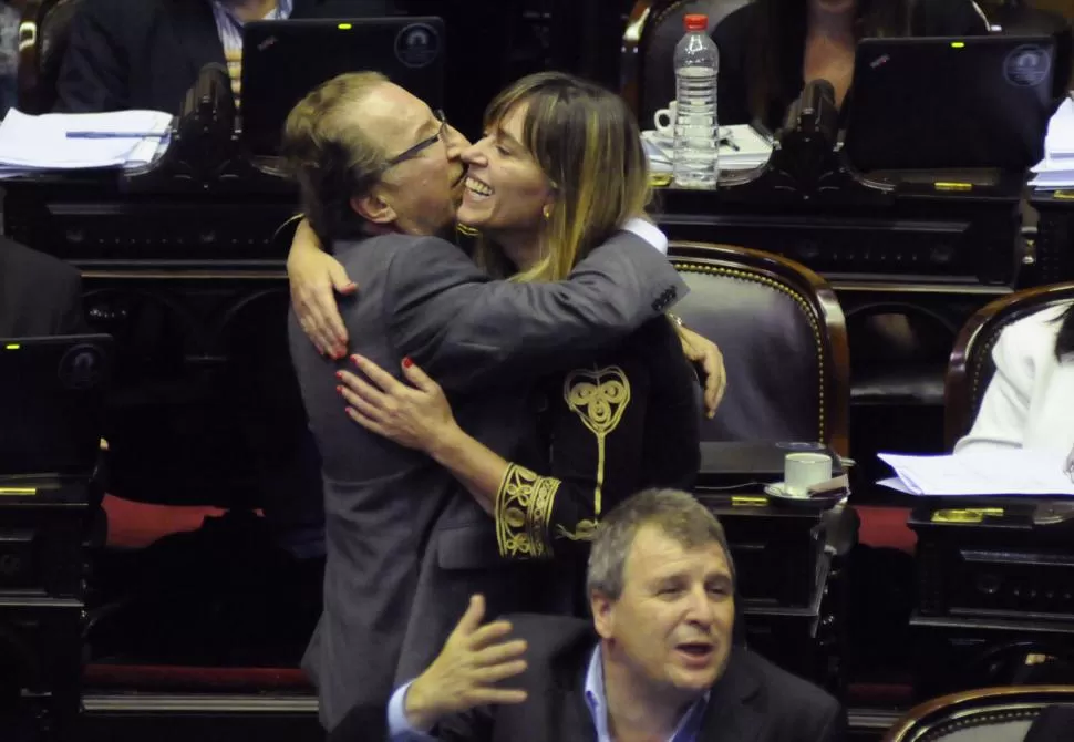 VIVADO. Bromberg fue recibido con aplausos en el recinto y fue abrazado por la jefa de bloque, Di Tullio.  dyn