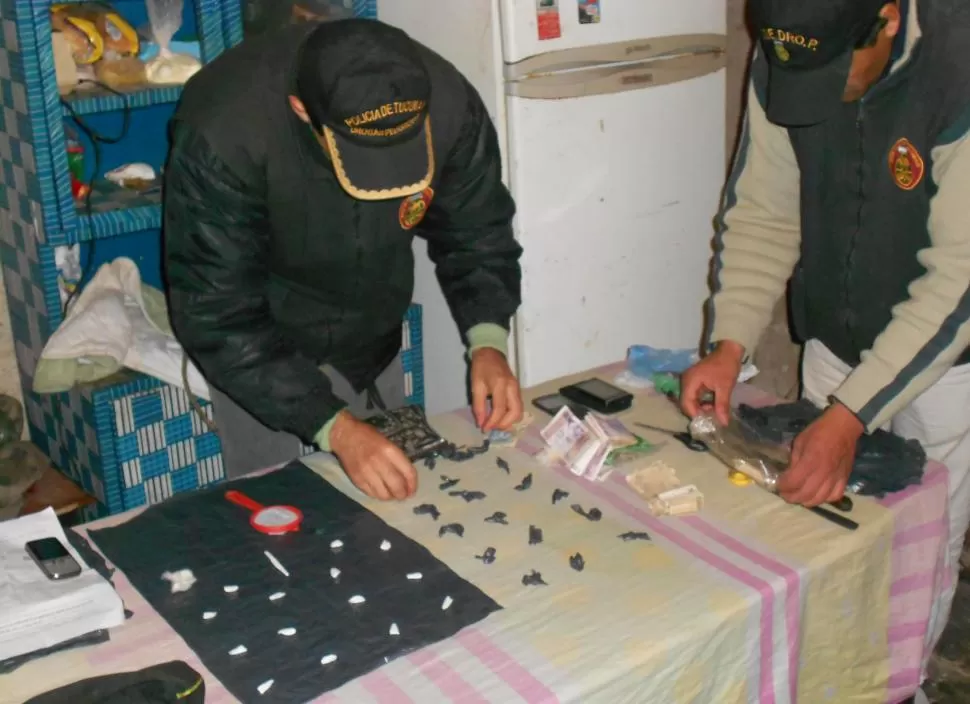 PRUEBA. Los policía se encuentran con cada vez más quioscos de drogas. la gaceta / ARCHIVO