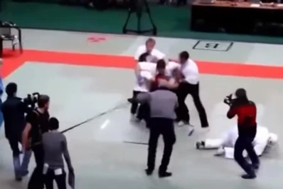 El árbitro controlaba la pelea, se enfureció y se convirtió en el mejor luchador de la sala