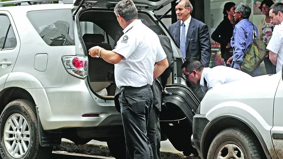 OPERATORIA. Un empleado de Tesorería retira una valija en octubre de la sede de calle San Martín al 700 del Banco Tucumán-Grupo Macro. Irá a la Legislatura. la gaceta / foto de inés quinteros orio (archivo)