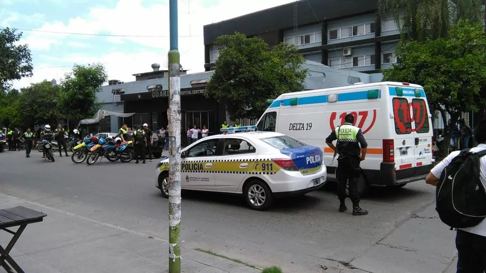 CUSTODIA POLICIAL. Se vivieron momentos tensos cuando familiares del joven baleado se acercaron al Centro de Salud. FOTO ENVIADA POR WHATSAPP