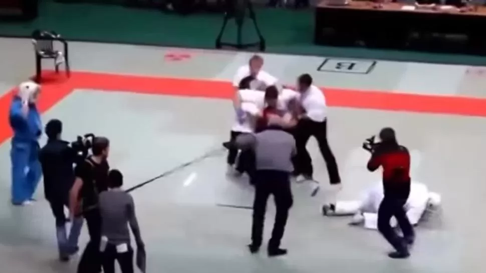 El árbitro controlaba la pelea, se enfureció y se convirtió en el mejor luchador de la sala