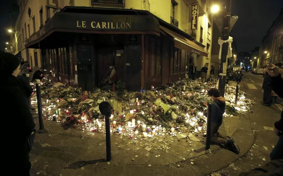 AFERRADOS A LA HUMANIDAD. Los anticuerpos contra el miedo se generaron inmediatamente después de los ataques en París. Cultura, juventud, vida y memoria quedaron sintetizados en las flores y las velas dedicadas a las víctimas. reuters