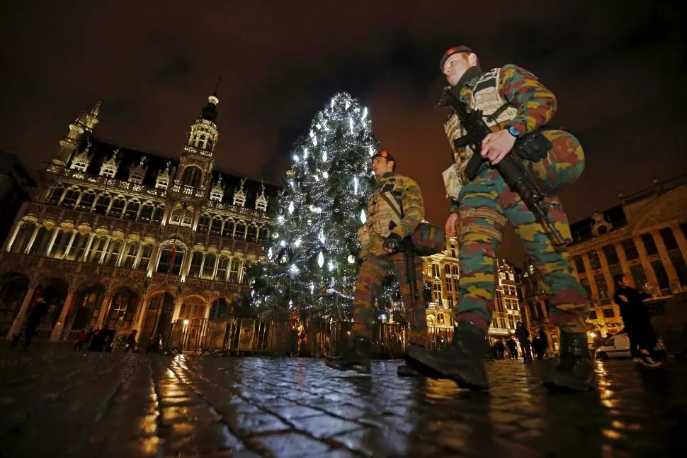 BRUSELAS LUCE CASI MILITARIZADA. La capital belga es patrullada día y noche. Las autoridades planean endurecer leyes, lo que genera debates. reuters