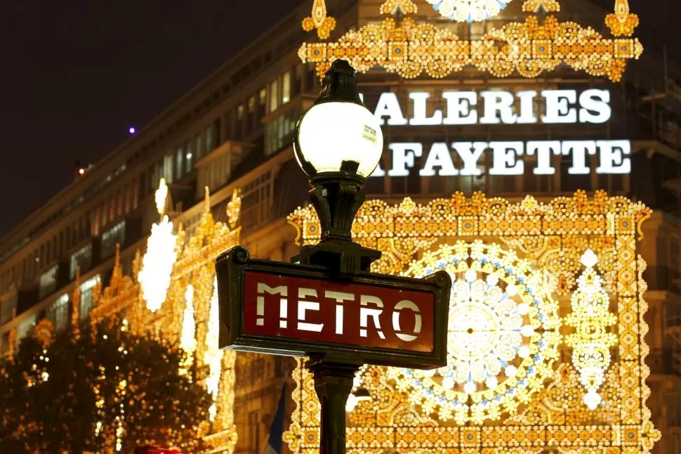 LUCES DE CIVILIDAD. “París ha puesto sus fichas en la belleza, una apuesta por supuesto, pues la belleza invita a ser destruida”, analiza Roger Cohen. reuters