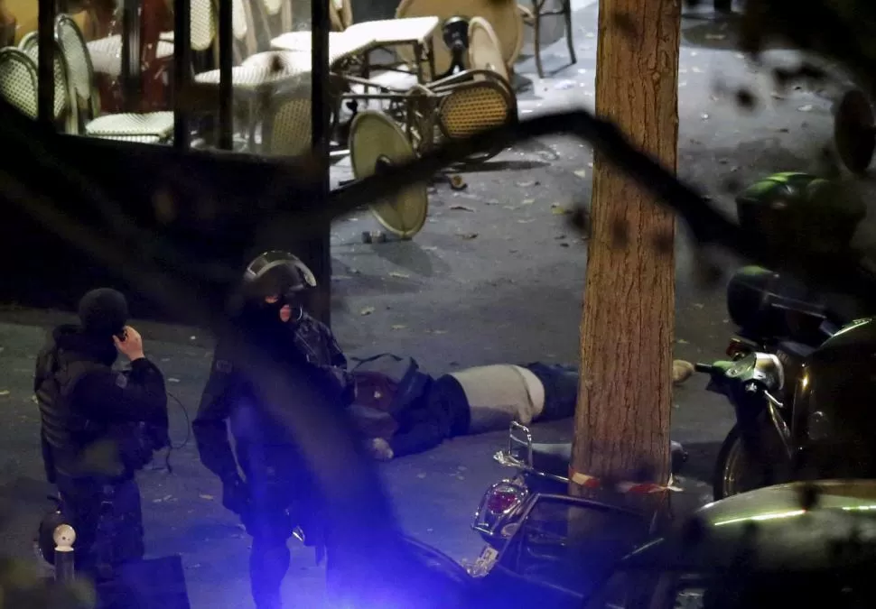 BARES DEVASTADOS. Quienes disfrutaban de la noche al aire libre quedaron en la mira de los terroristas. No pudieron refugiarse. fotos de reuters