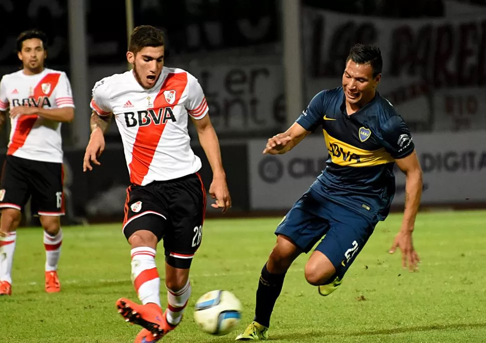 GOLEADOR. Andrés Chávez (derecha) conquistó dos tantos en Chaco. télam (archivo)