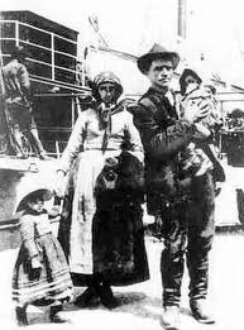 RECIÉN LLEGADOS. Cualquier fotografía tomada a inmigrantes nos ubica ante hombres y mujeres con pocas pertenencias y niños con cara de sorpresa. abcopen.net