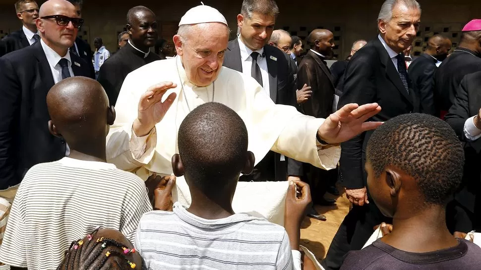 MENSAJE DE PAZ. El argentino intentará mediar para que el país africano supere una sangrienta disputa por el poder. REUTERS