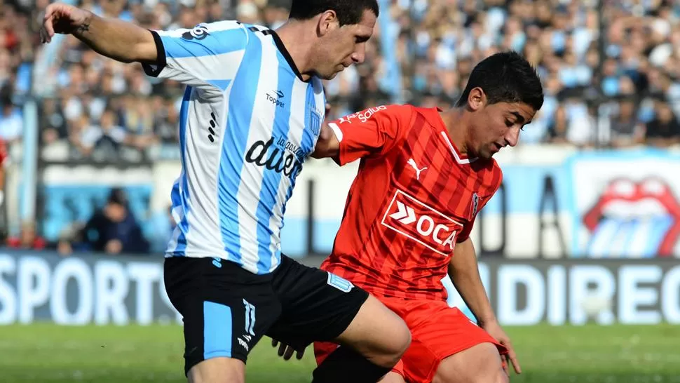 POR TODO. Pisano y Aued pelearán el clásico de Avellaneda desde el mediocampo. ARCHIVO