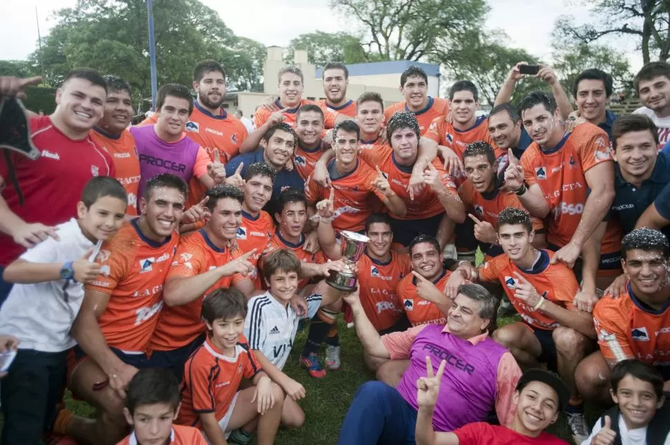 DESAHOGO. El plantel M21 posa con la Copa que lo certifica como el mejor equipo de la categoría. Cuando parecía todo perdido, siguió buscando y tuvo recompensa. LA GACETA / FOTO DE DIEGO ARÁOZ