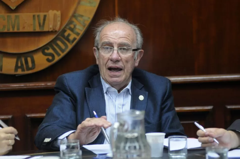 DIFERENCIAS POLÍTICAS. García, vicerrector de la UNT, afirmó que el spot que protagonizó Bardón, su compañera de conducción, fue poco feliz.  la gaceta / foto de inés quinteros orio