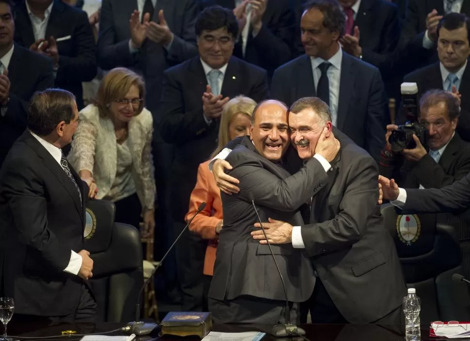 RECAMBIO. Manzur abraza a Jaldo en el San Martín. Detrás, Zannini aplaude y Scioli sonríe, mientras observa a la senadora Rojkés y a su esposo, Alperovich.  la gaceta / foto de jorge olmos sgrosso (archivo)