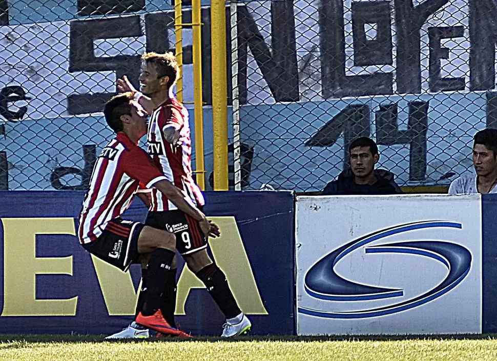 FESTEJO. Gastón Fernández celebra el tanto de la victoria “pincha”.  TÉLAM