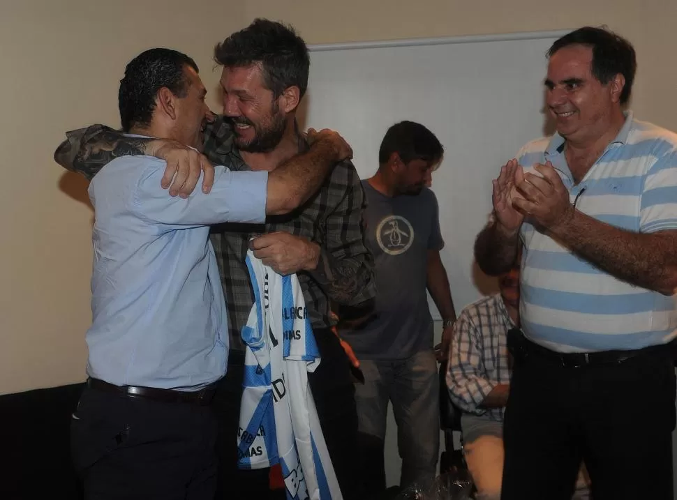 BIEN RODEADO. Tinelli, en la reunión, acompañado de Leito y los directivos Aldo Fernández Demársico y Cristóbal Godoy. la gaceta / fotos de antonio ferroni