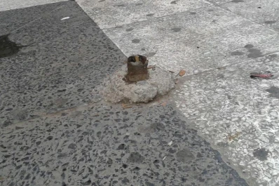 Tropezó con un caño mal cortado en la peatonal y se lastimó