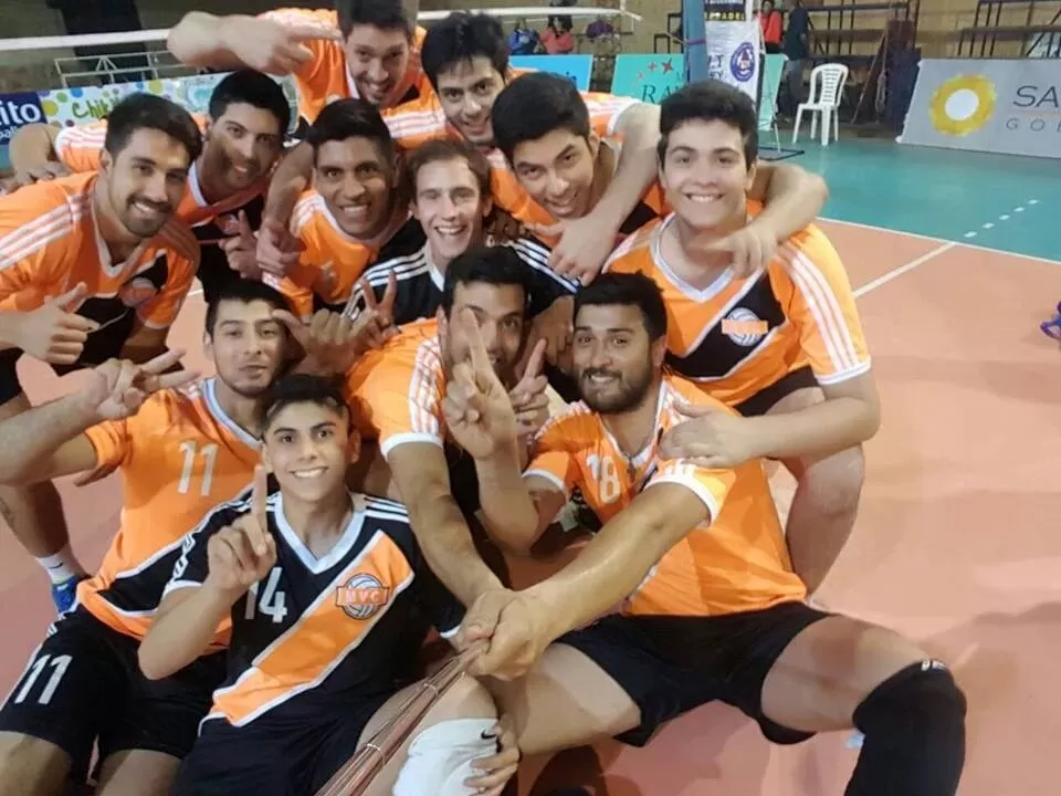 FELICES. El opuesto Frontini sostiene el palo selfie para retratar al equipo. FOTO Del Twitter de @flopylarrea 