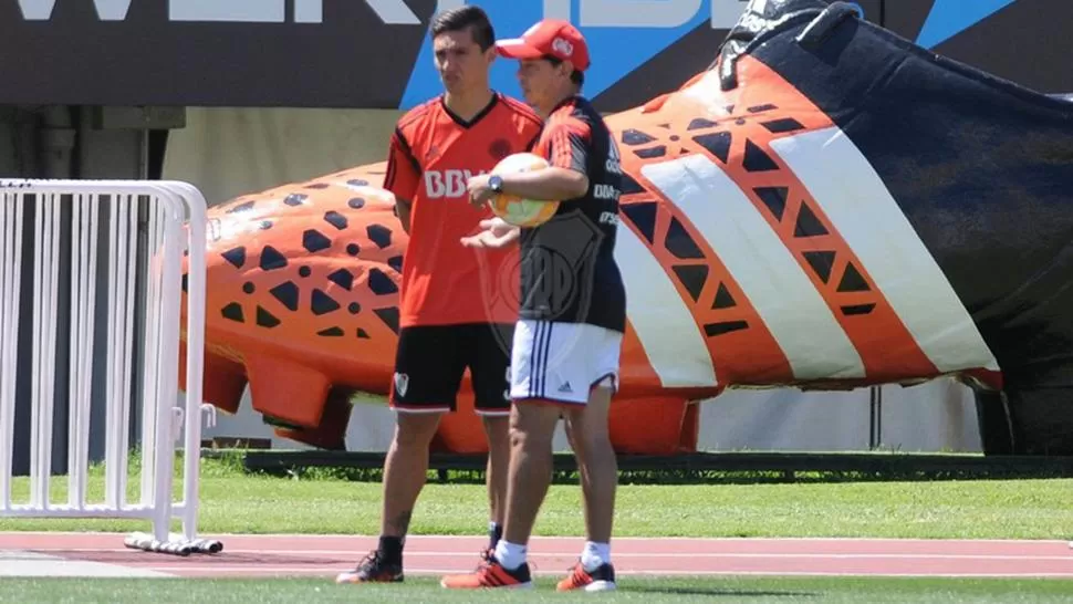 EL ÚLTIMO DESAFÍO DEL AÑO. Gallardo, junto a Kranevitter, en un entrenamiento del Millonario.
FOTO TOMADA DE WWW.CARIVERPLATE.COM.AR