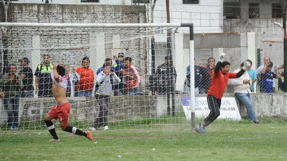 DE CAL Y ARENA. La imagen lo dice todo: Alderete, que ya estrelló el remate del quinto penal de Santa Ana en el travesaño, se tapa la cara con su camiseta, mientras el arquero Alvarez festeja el pase a la final. LA GACETA / FOTO DE OSVALDO RIPOLL