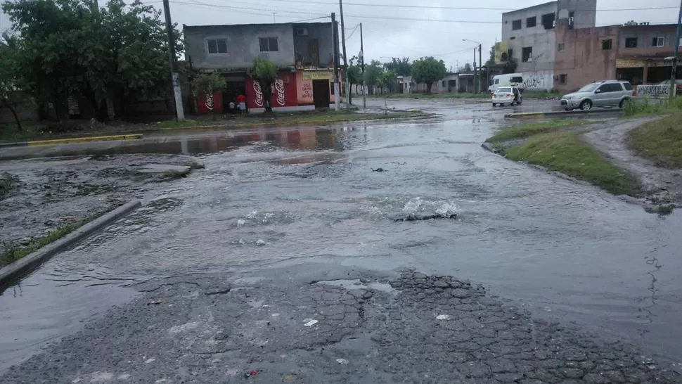 TODO MOJADO. Los vecinos aseguran que el agua brota de las alcantarillas incluso días después de las lluvias. FOTO ENVIADA POR WHATSAPP