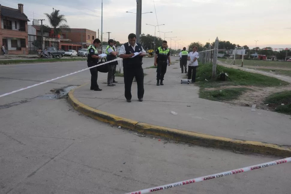 TEMOR. El crimen en una cancha de fútbol en el barrio 11 de Marzo atemorizó a los vecinos de la zona.   la gaceta / foto de Antonio Ferroni