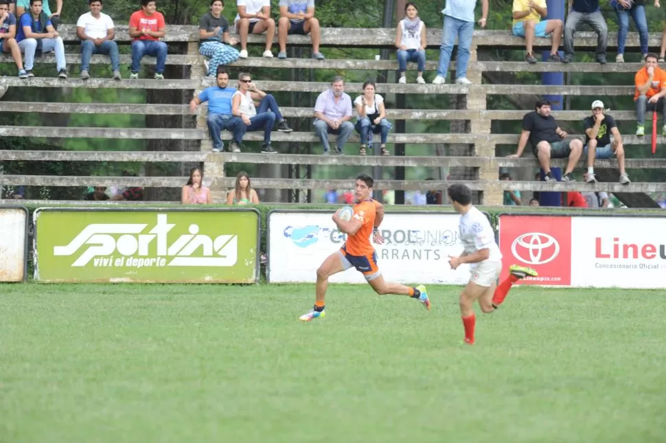 POR LA DERECHA. La pelota se abrió hacia la punta y Tobías la transformó en try.  