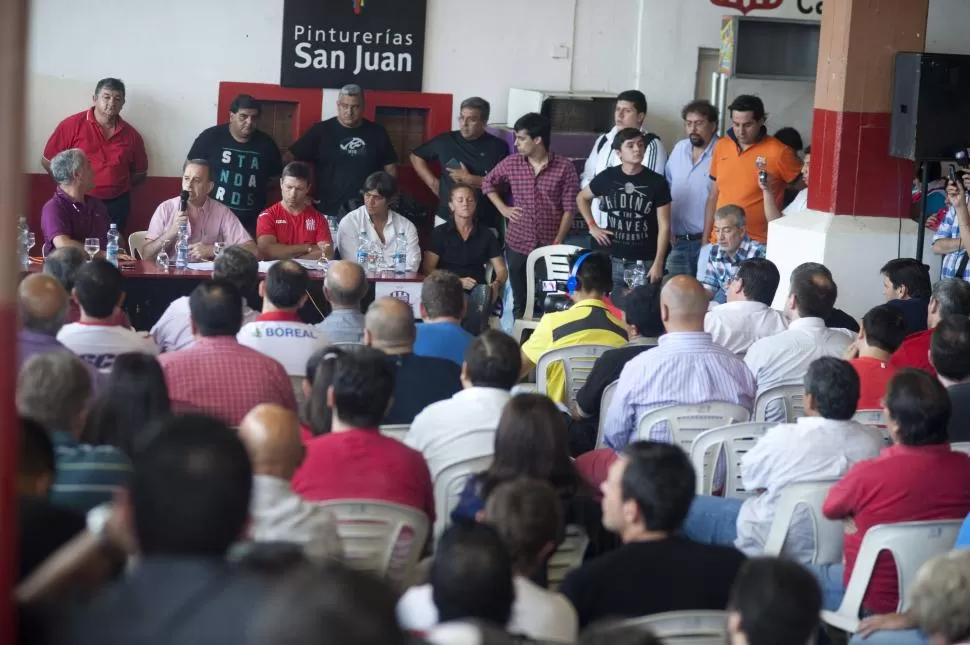 EFUSIVO. Así fue la alocución de Oscar Mirkin a la hora de defender la gestión de la directiva que desarrollaron desde junio de 2014, cuando asumieron en la entidad de La Ciudadela.   la gaceta / fotos de diego aráoz