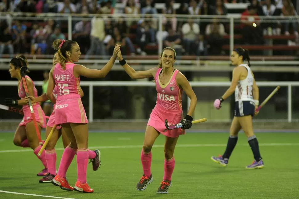 LA FIGURA. Rebecchi (derecha) festeja con Florencia Habif, luego de marcar uno de sus tres goles. Las Leonas se reecontraron con la victoria en el parque 9 de Julio. la gaceta / fotos de analía jaramillo